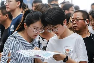 我呸！霍奇森不满判罚找裁判理论！转身后朝地上狠狠呸了一口！